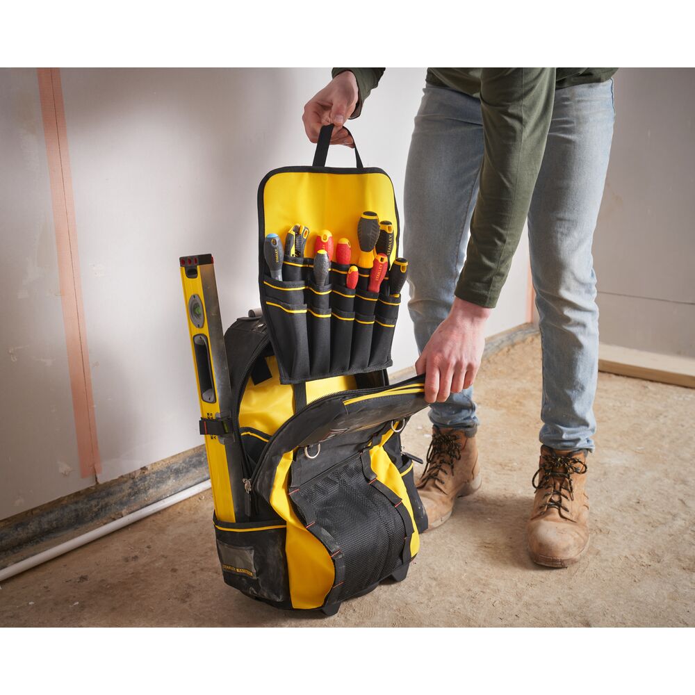 Interior con compartimentos de la mochila Stanley FatMax 1-79-215