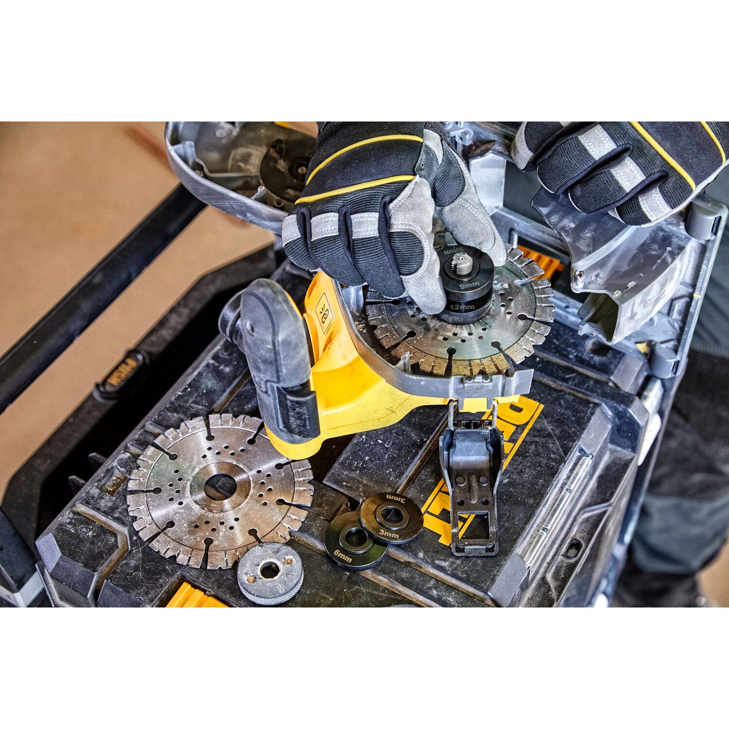 Dewalt DCG200T2-QW Rozadora Brushless XR FLEXVOLT 54V 125 mm con 2 Baterías 6 Ah - Imagen 3