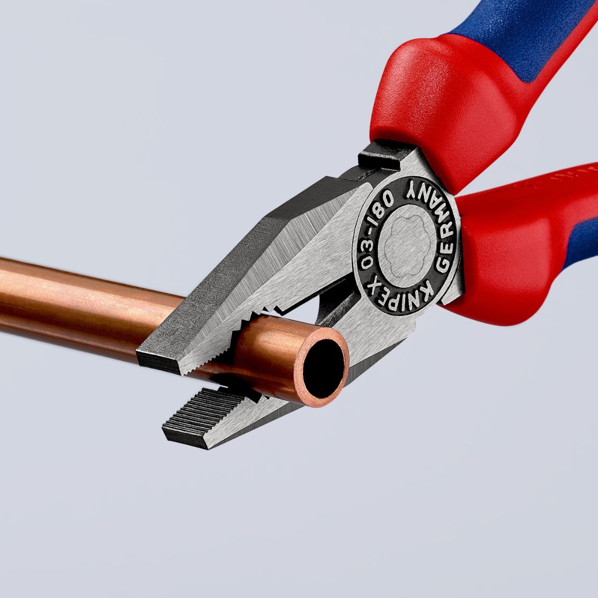 Filos largos y zonas de agarre del alicate universal Knipex 03 02 200