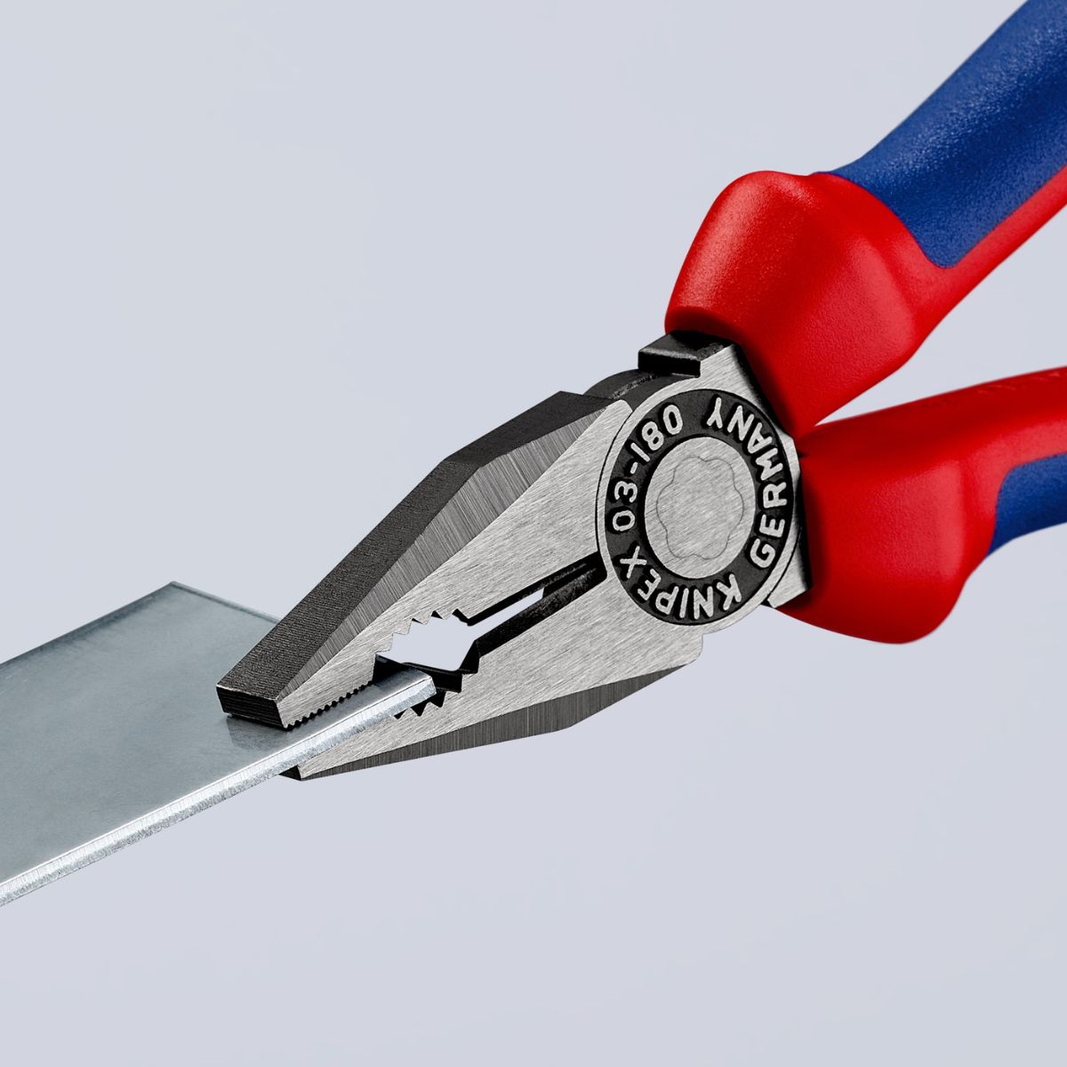 Filos largos y zonas de agarre del alicate universal Knipex 03 02 200