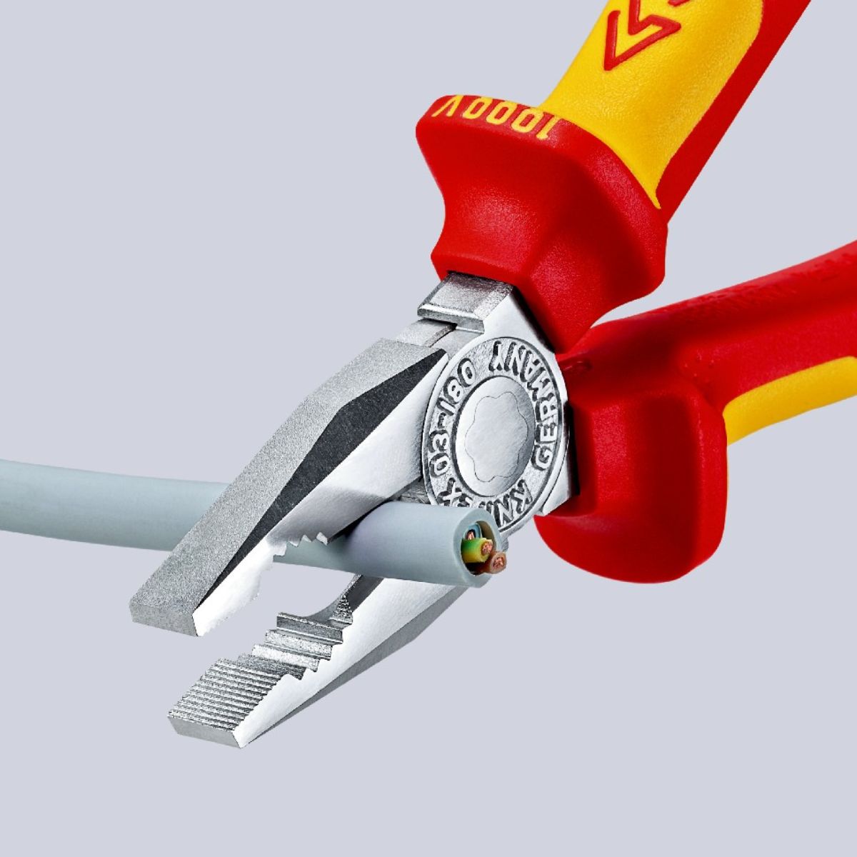 Alicate Knipex 03 06 180 con mangos aislados bicomponentes rojo y amarillo