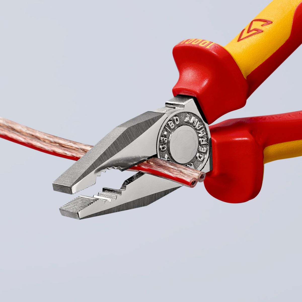 Alicate Knipex 03 06 180 con mangos aislados bicomponentes rojo y amarillo