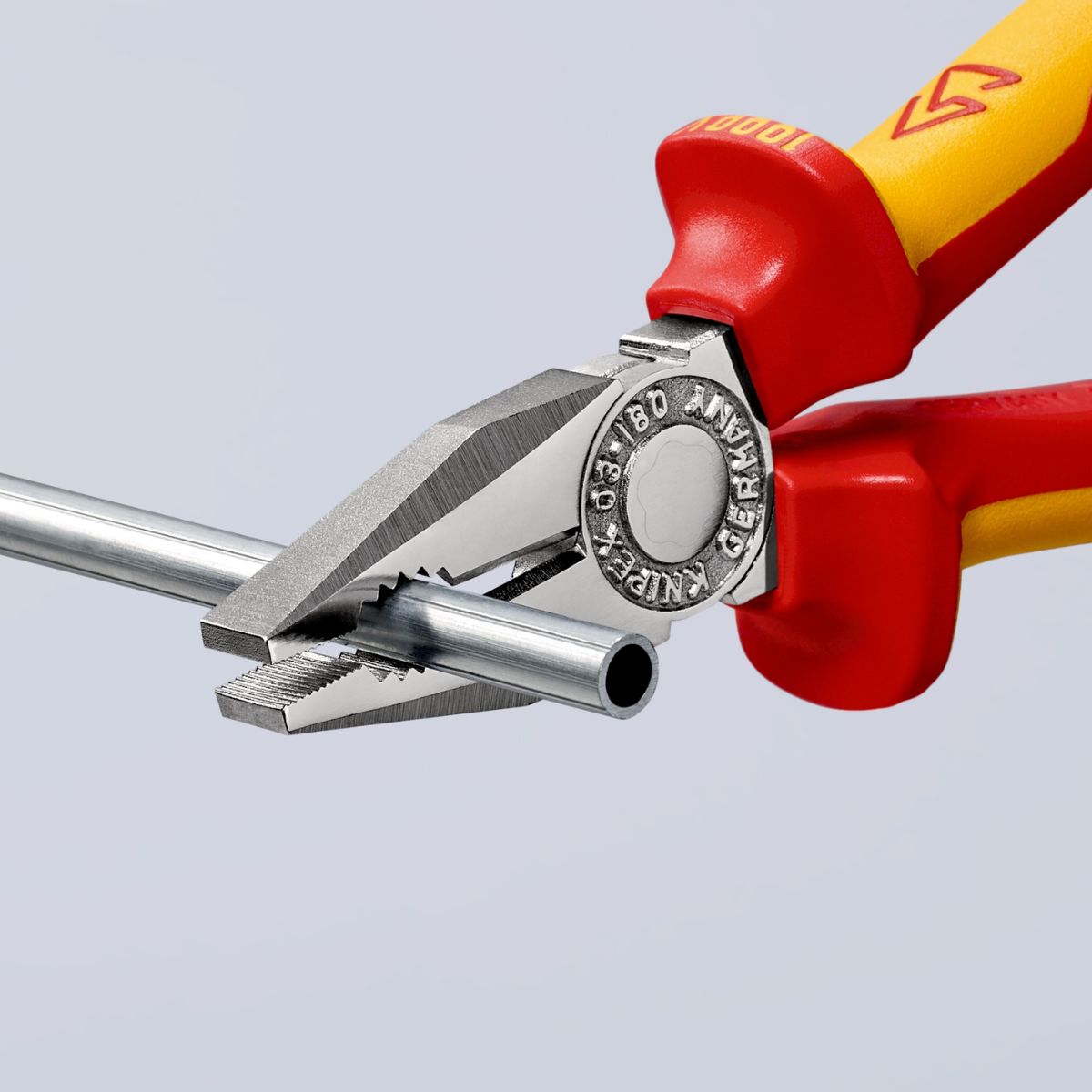 Alicate Knipex 03 06 180 con mangos aislados bicomponentes rojo y amarillo