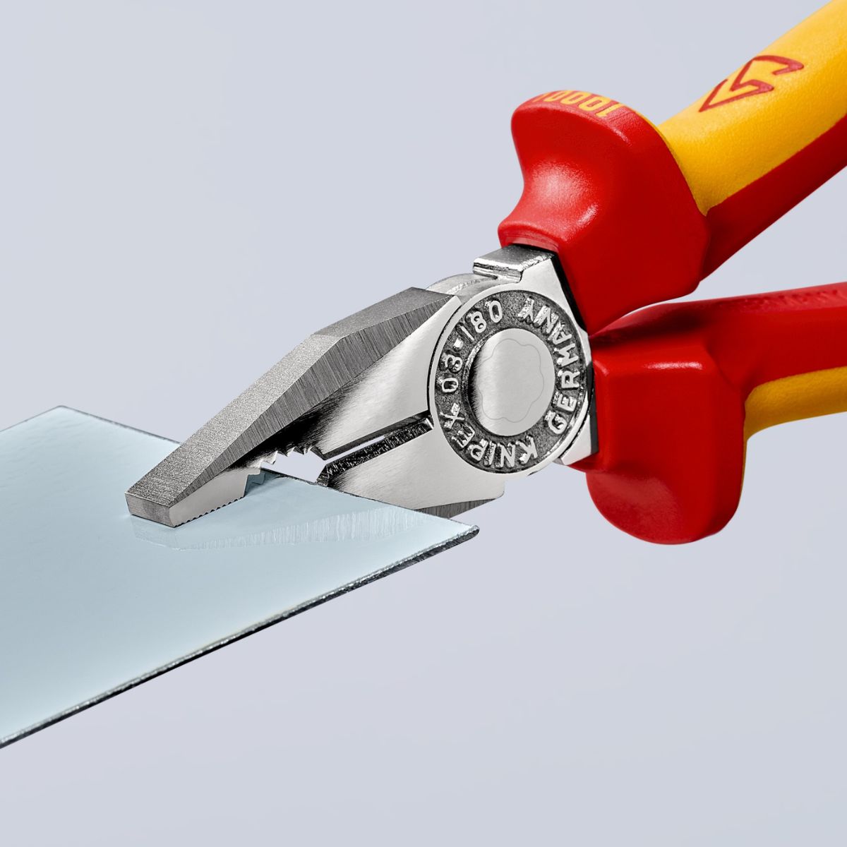 Cabeza cromada y filos del alicate universal Knipex 03 06 180