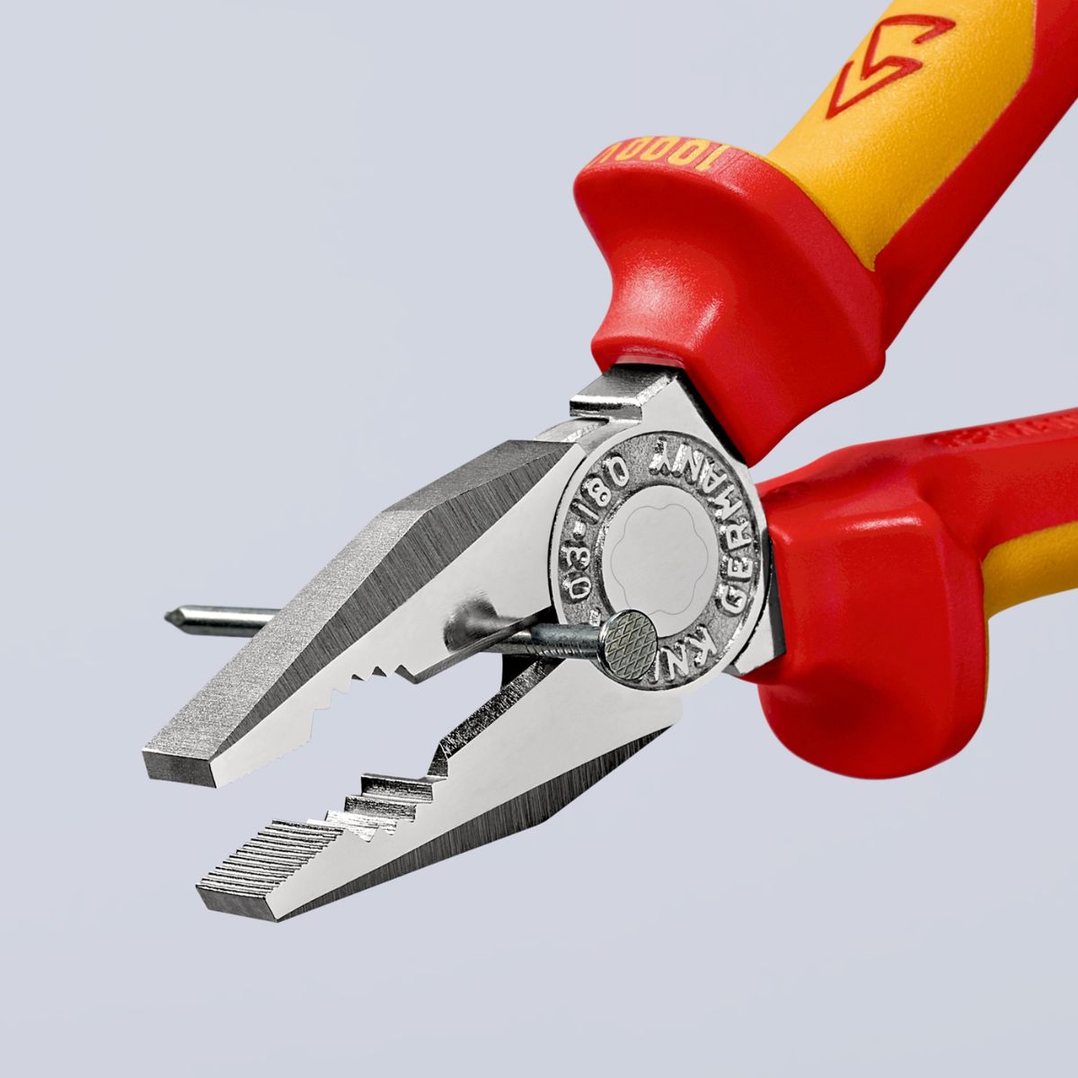 Cabeza cromada y filos del alicate universal Knipex 03 06 180