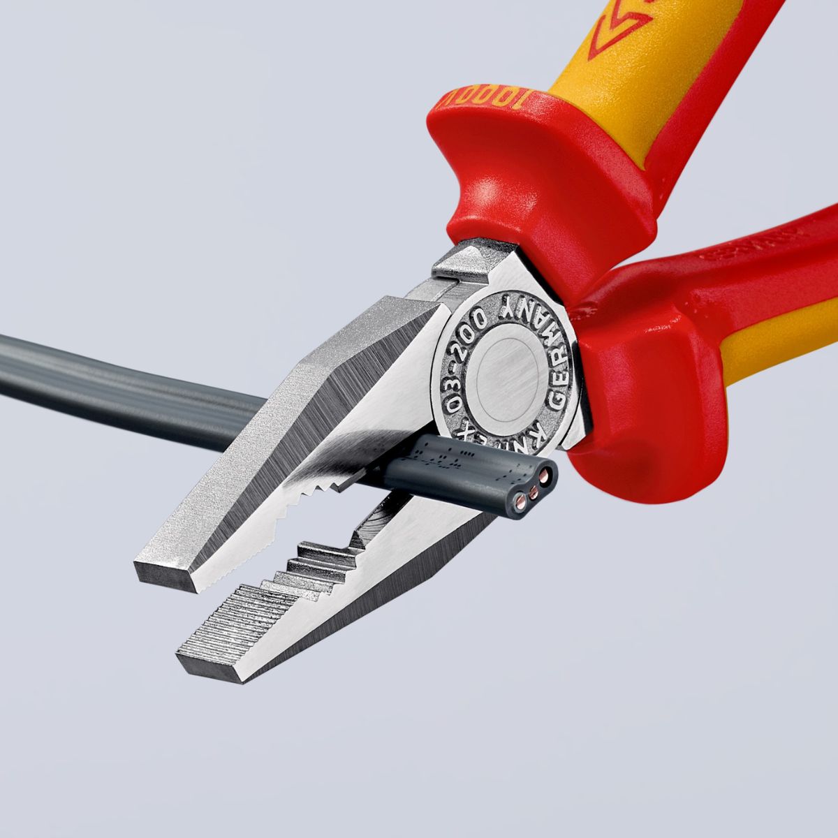 Cabeza cromada y filos del alicate universal Knipex 03 06 200