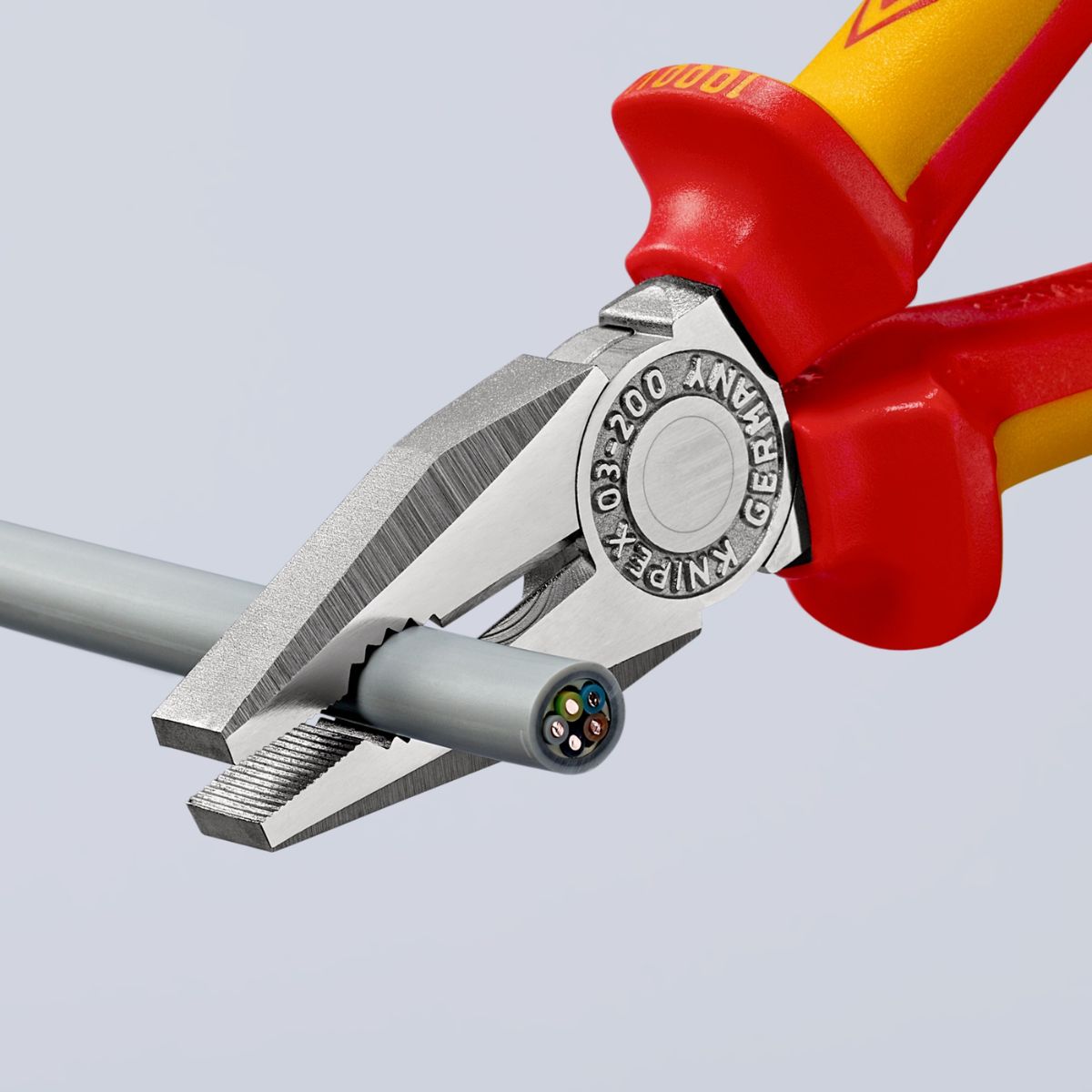 Cabeza cromada y filos del alicate universal Knipex 03 06 200