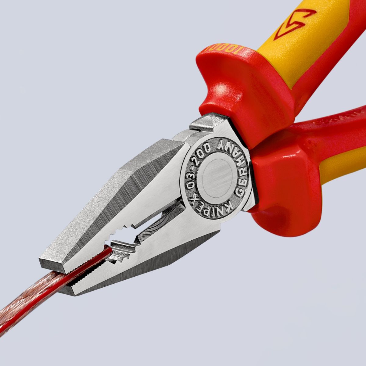 Knipex 03 06 200 con mangos multicomponentes aislados VDE