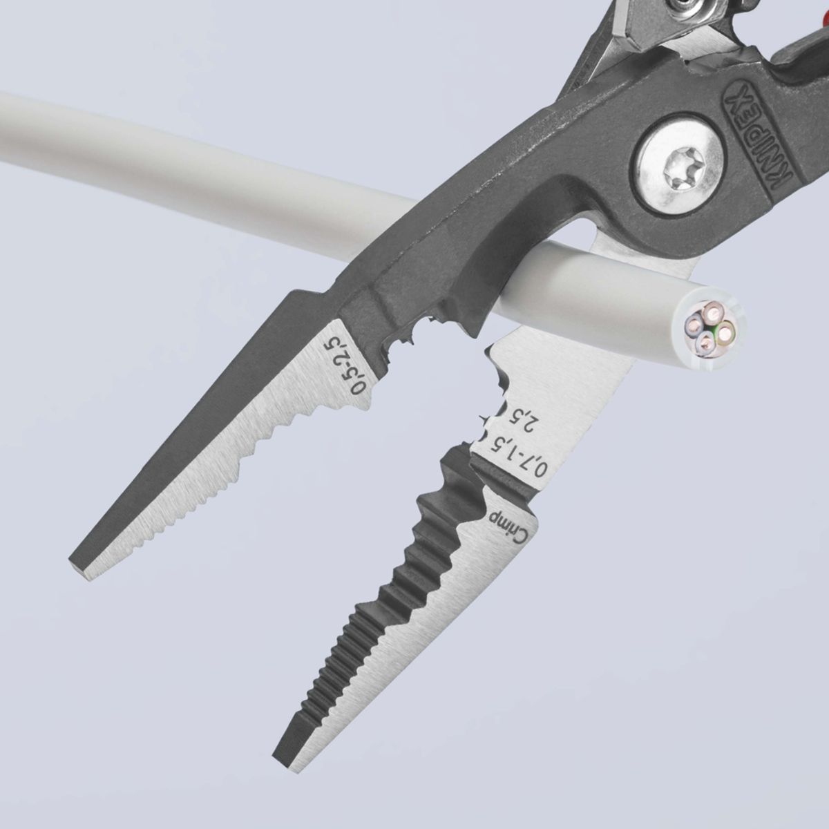 Knipex 13 92 200 con cortacables y orificios para pelado de conductores