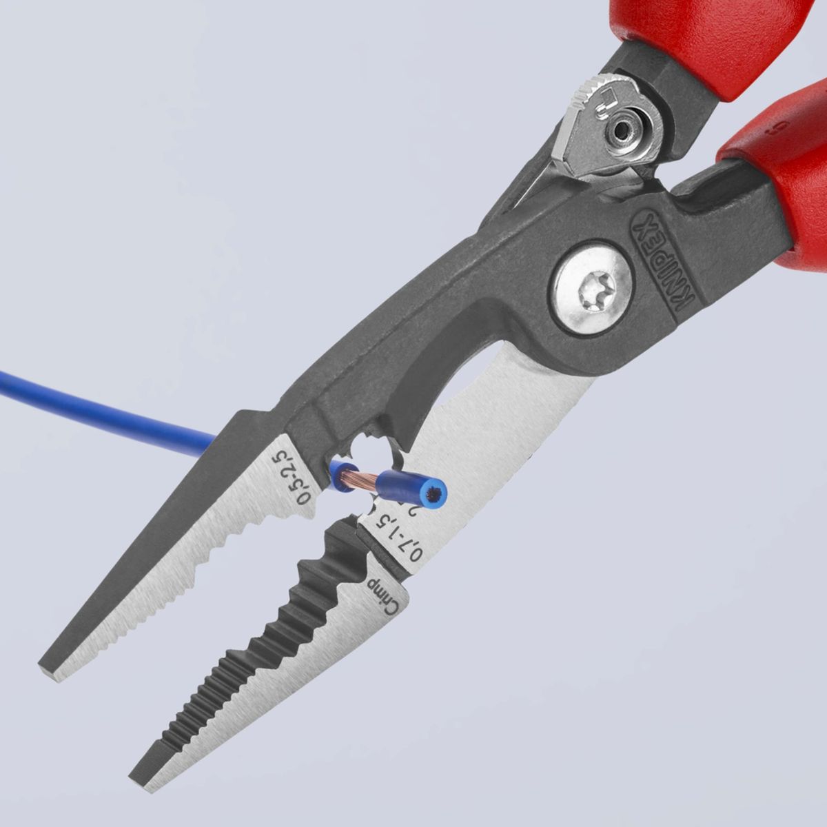 Knipex 13 92 200 con cortacables y orificios para pelado de conductores