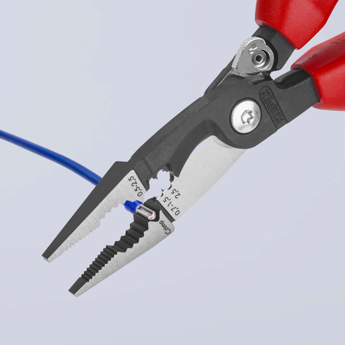 Knipex 13 92 200 con cortacables y orificios para pelado de conductores