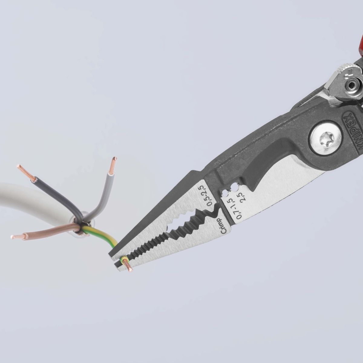 Knipex 13 92 200 con cortacables y orificios para pelado de conductores