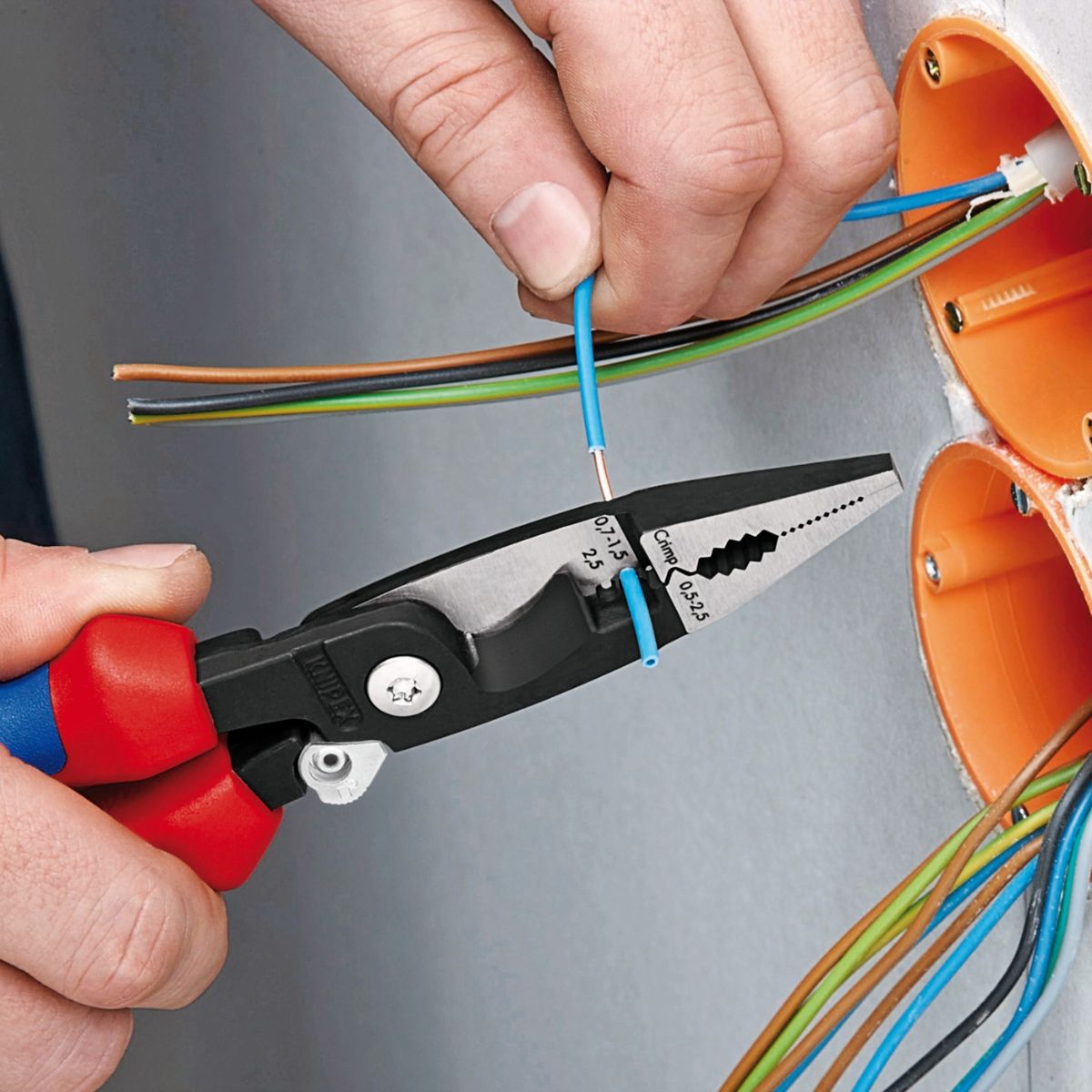 Mordaza de crimpado y cabeza esbelta del alicate Knipex 13 92 200