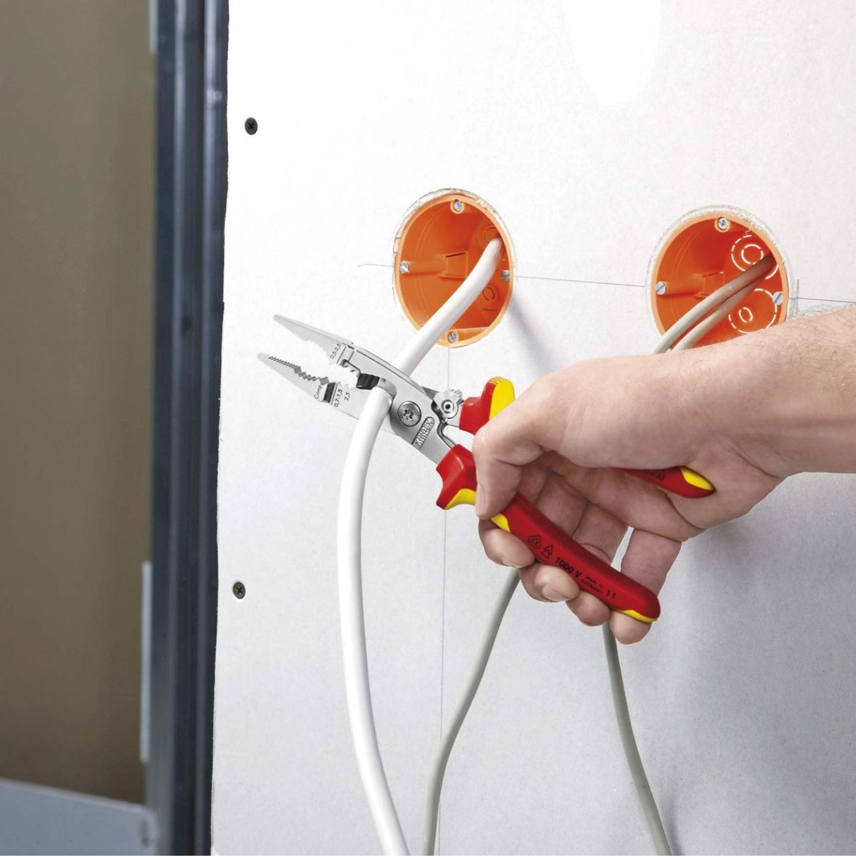 Cabeza cromada y funciones de corte pelado y crimpado Knipex 13 96 200