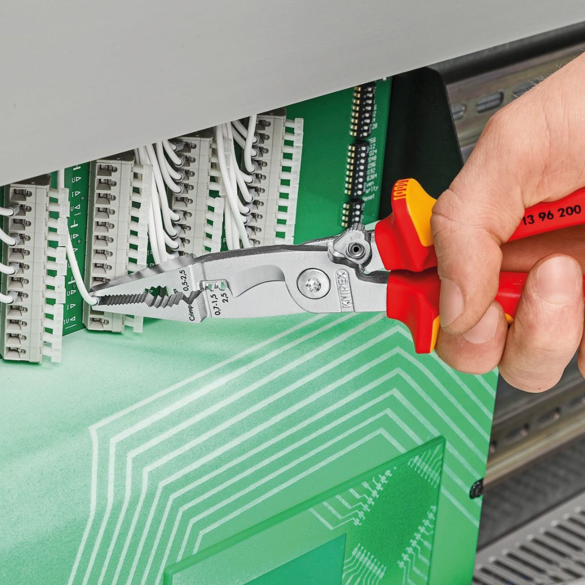 Cabeza cromada y funciones de corte pelado y crimpado Knipex 13 96 200