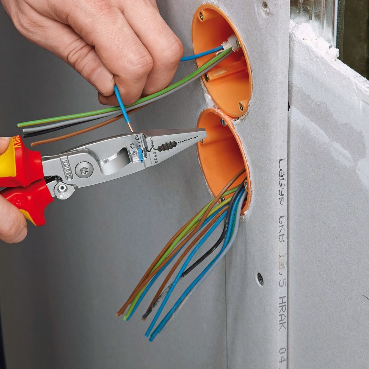 Cabeza cromada y funciones de corte pelado y crimpado Knipex 13 96 200