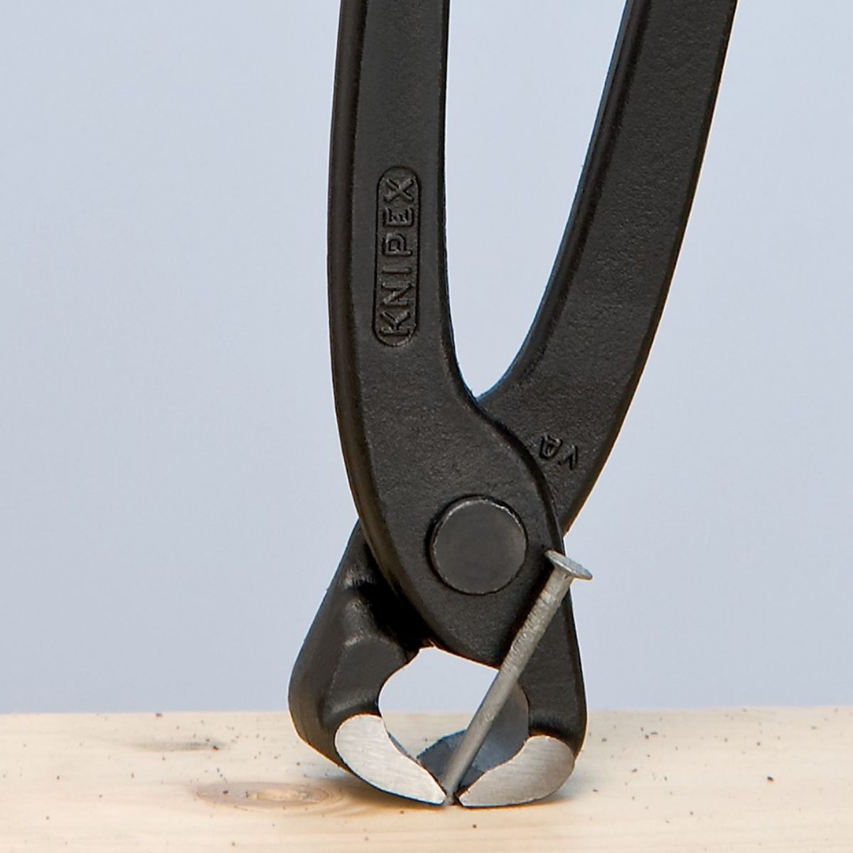 Knipex 99 00 280 con acabado negro atramentado y filos templados