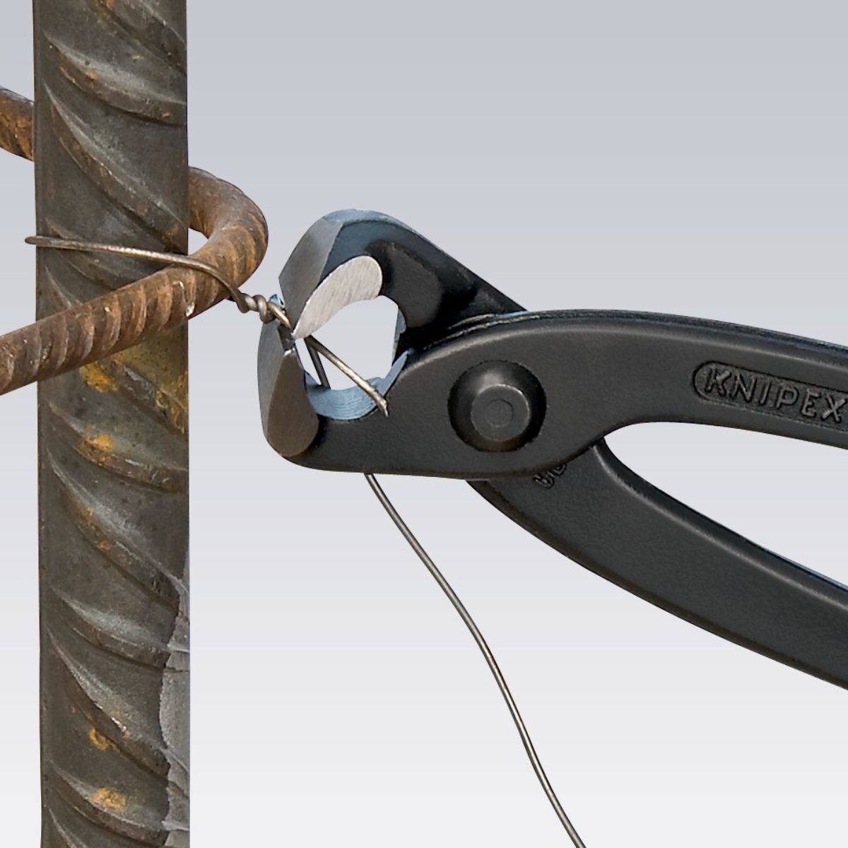 Cabeza pulida y filos de corte de la tenaza Knipex 99 00 300