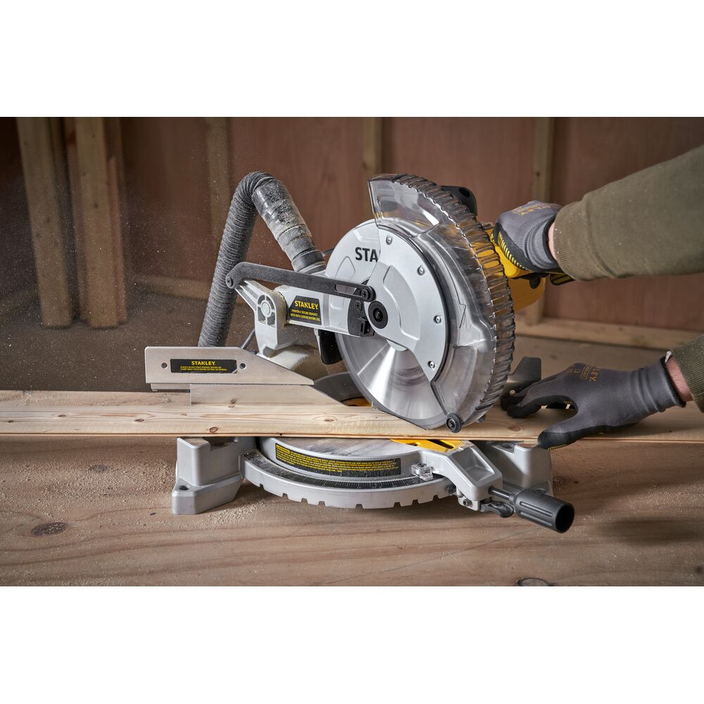 Operario cortando listón de madera con la ingletadora Stanley SM1650-QS en posición de 0° x 0