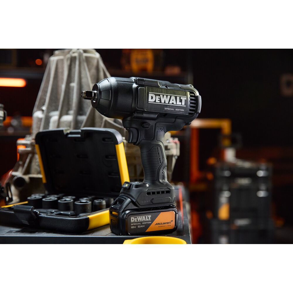 Vista de perfil de la llave de impacto DeWalt DCF99 McLaren Edition con colores corporativos y batería de 5Ah